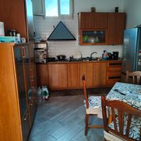 cucina con tavolo 