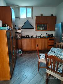 cucina con tavolo 