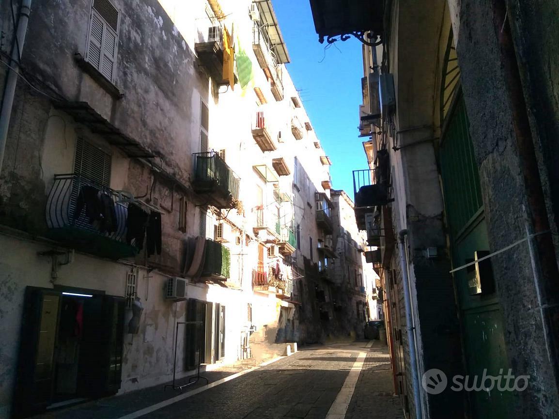 2 LOCALI A NAPOLI