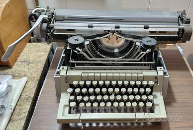 Macchina da scrivere vintage Olivetti