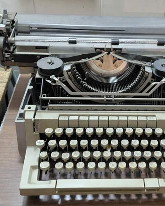 Macchina da scrivere vintage Olivetti