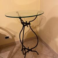 Tavolino in ferro battuto con piano in vetro