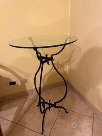 Tavolino in ferro battuto con piano in vetro