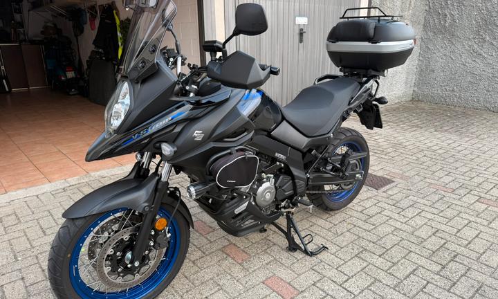 Suzuki V Strom 650 ,anno 2022 , km 7700
