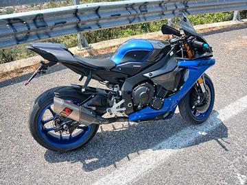 YZF R1 - 2017 con molti accessori molto bella
