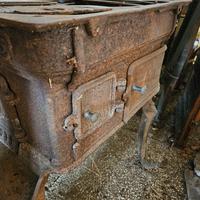 stufa legna in ghisa restaurata