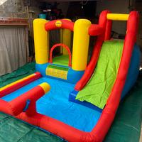 Gonfiabile con scivolo