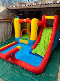 Gonfiabile con scivolo