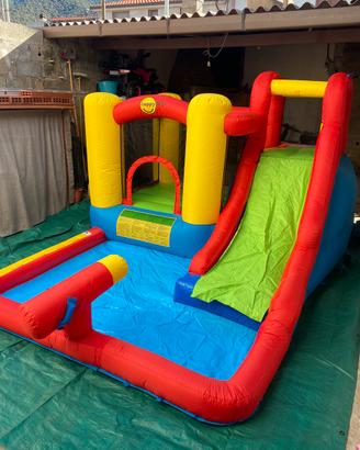 Gonfiabile con scivolo
