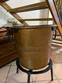 Paiolo antico in rame lucido con supporto in ferro