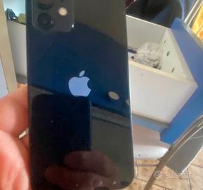 due cellulari iPhone 12 e 12pro