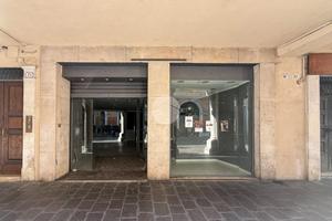 NEGOZIO A MANTOVA