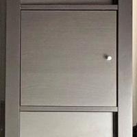 Libreria marrone-nero