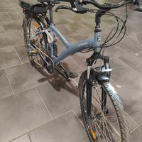 Bicicletta Decathlon Riverside pedalata assistita