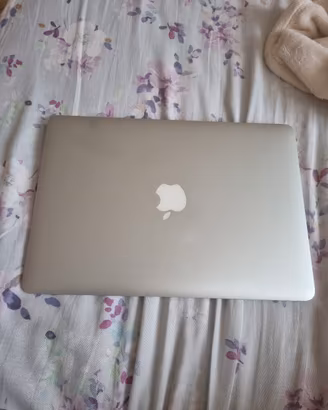 Apple MacBook Air 13" (Intel Core i5, 8GB RAM)