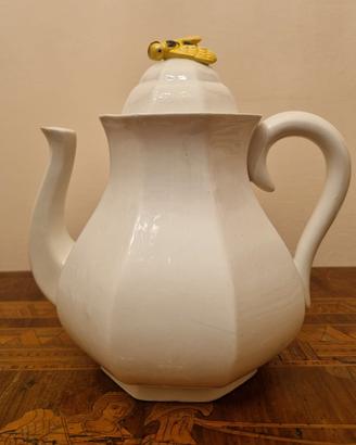 Teiera in ceramica bianca con ape decorativa