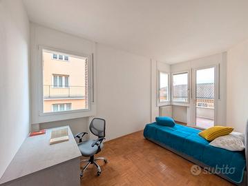 Stanza Singola in un Luminoso Appartamento da sett