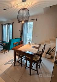 Tavolo in legno pregiato allungabile + 4 sedie