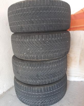 Treno Tracmax Tracsaver 4stagioni 235/45 r17 usate