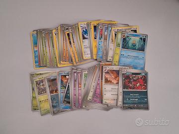 Lotto 100 carte Pokemon comuni/non comuni/holo