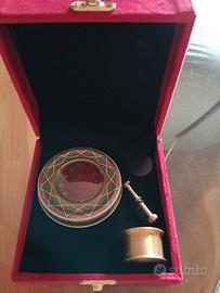 scatola con zafferano mortaio e pestello