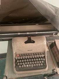 Macchina da scrivere olivetti
