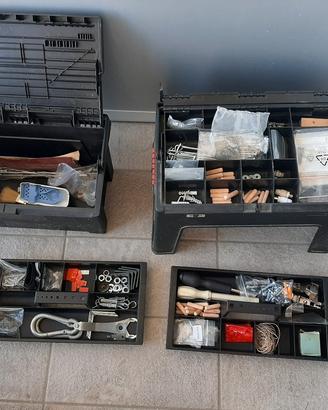 cassetta attrezzi piena di materiale