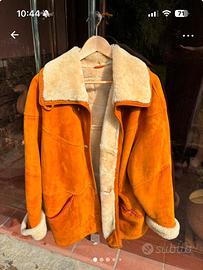 Montone vintage arancione con colletto bianco