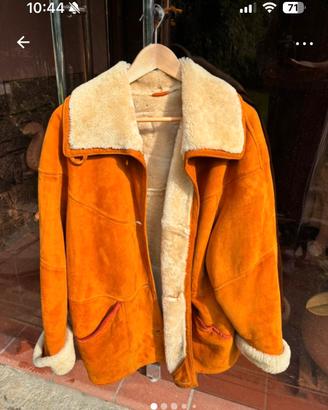 Montone vintage arancione con colletto bianco