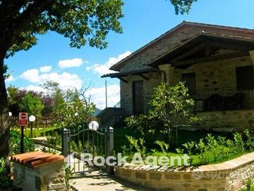 VILLA IN PIETRA CON GIARDINO PRIVATO E PISCINA