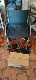 sedia a rotelle pieghevole, completa di accessori