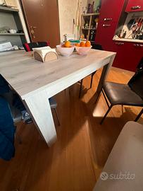 Camera da letto, parete attrezzata, tavolo