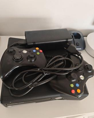 XBOX 360 S originale con 2 joystick e 4 giochi
