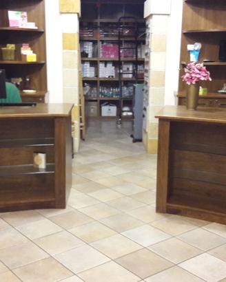 Arredamento in legno per negozio