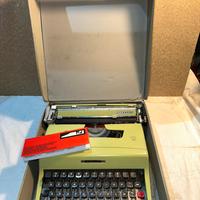 Macchina da scrivere Olivetti lettera 32