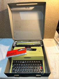 Macchina da scrivere Olivetti lettera 32