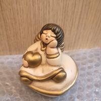 Angioletto della THUN seduto su un cuore