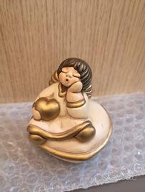 Angioletto della THUN seduto su un cuore