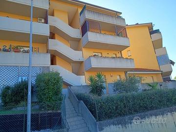 Montelabbate bilocale con ampio terrazzo e giardin