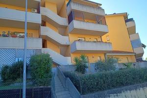 Montelabbate bilocale con ampio terrazzo e giardin