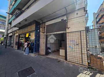 NEGOZIO A NAPOLI