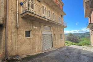 Casa composta di 3 appartamenti