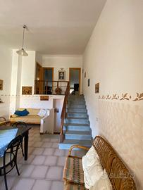 Villetta su tre livelli con giardino