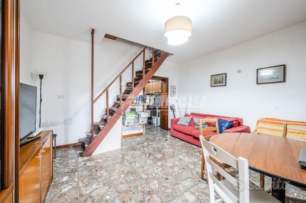 PORZIONE DI CASA CON INGRESSO INDIPENDENTE