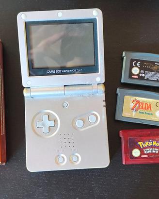 Game Boy Advance SP con lotto videogiochi