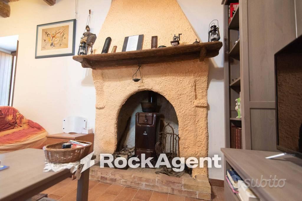 Rustico / Casale di 350 m² con più di 5 locali a A - Altro