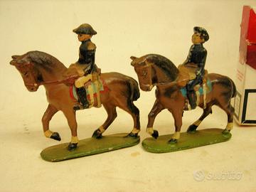 2  SOLDATINI  A  CAVALLO  in  PIOMBO