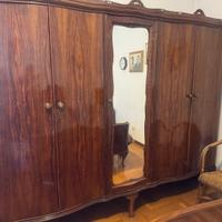 Armadio antico in legno massello con specchio