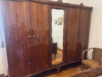 Armadio antico in legno massello con specchio