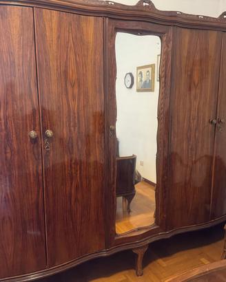 Armadio antico in legno massello con specchio